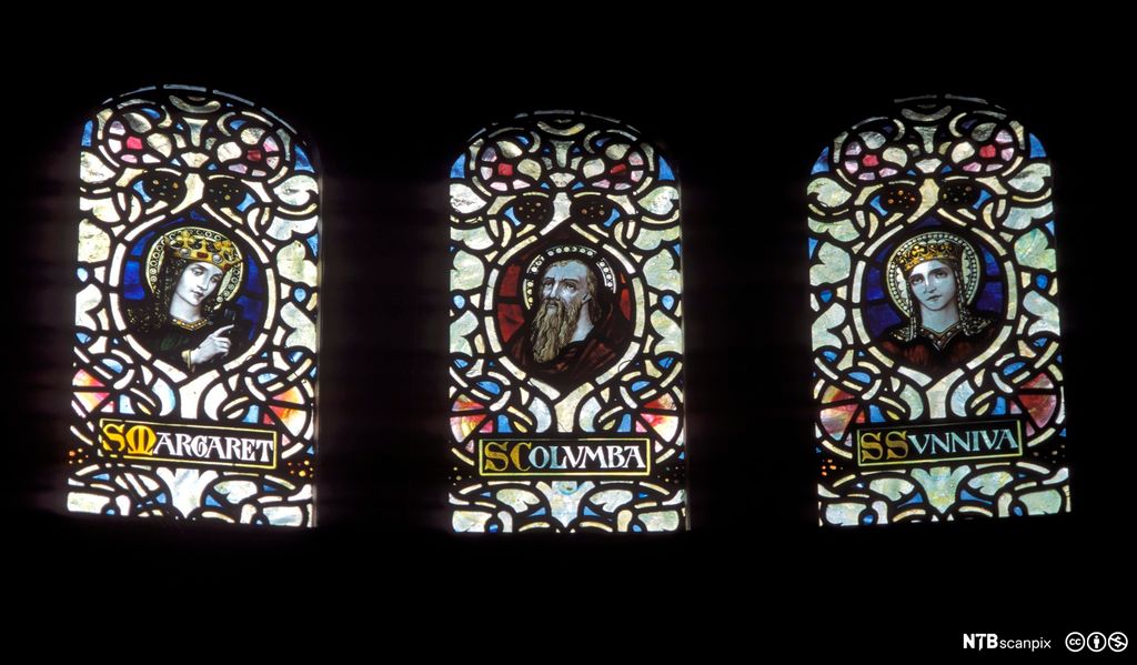 Glassmalerier som viser St. Margareth, St. Columba, St. Sunniva. Foto.