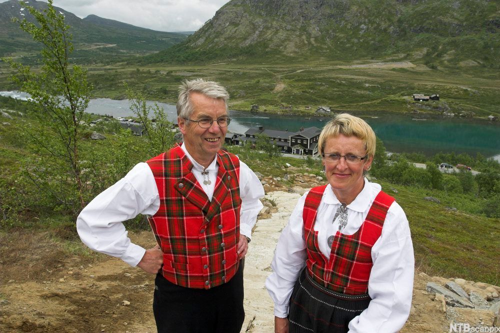 Foto av bunadskledd vertskap.