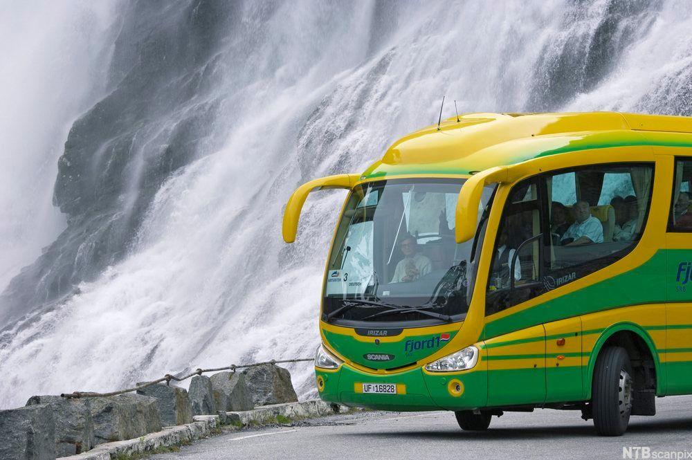 Buss på vei foran foss. foto.