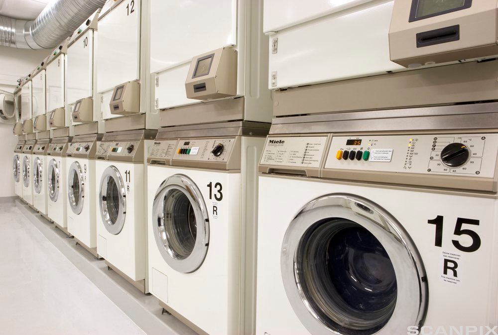 En mengde vaskemaskiner. Foto.