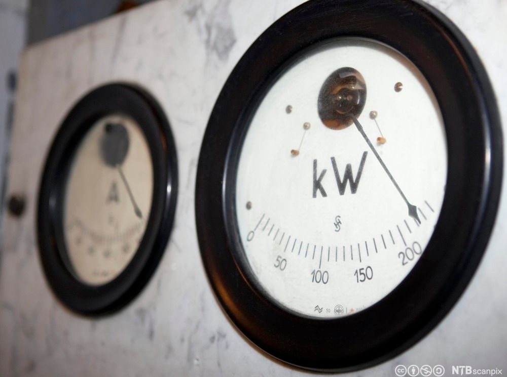 Instrumenter i ei instrumenttavle som måler ampere og kilowatt. Foto. 