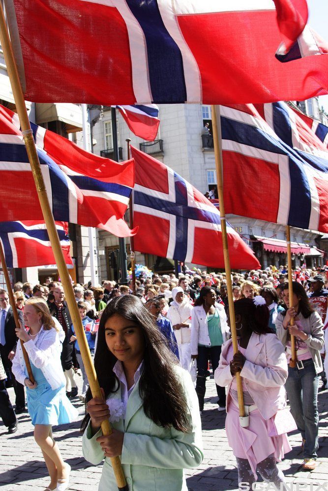 Barn i 17. mai-tog. Foto.