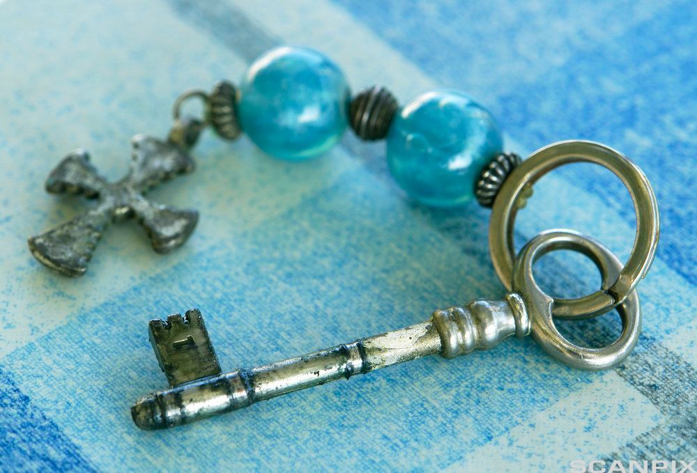 Nøkkel hengande på ein nøkkelring. Foto.