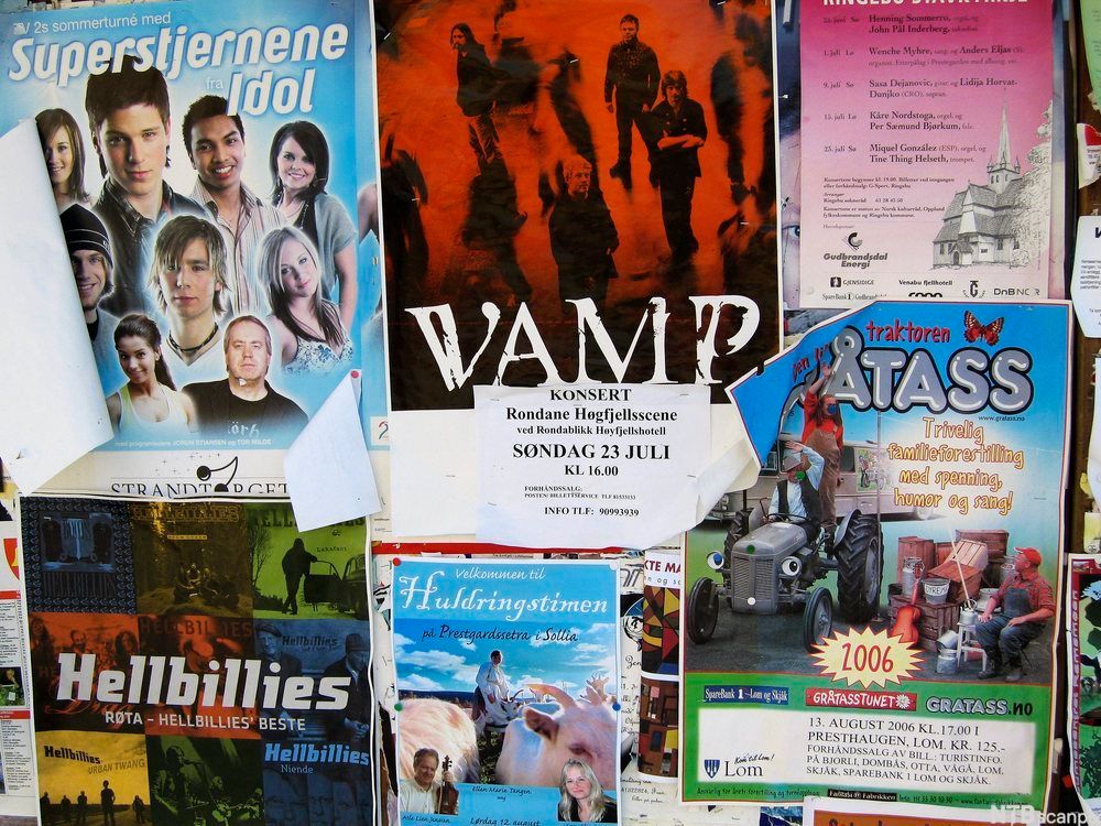 Bilde av en vegg med ulike reklameplakater for konserter og kulturarrangement.