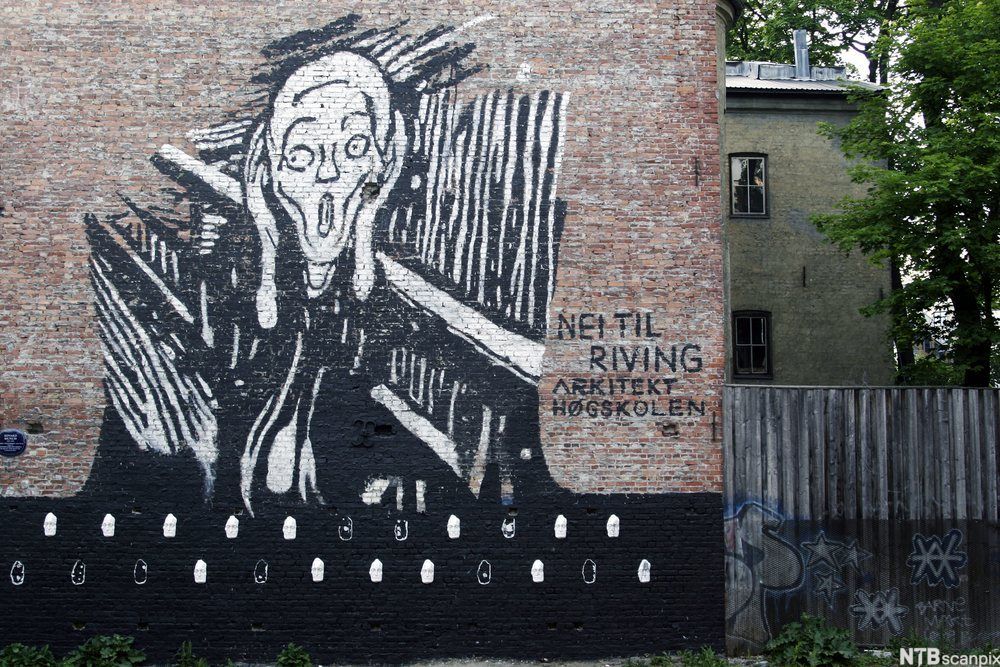 Skrik-motiv og tekst som protesterer mot riving på husvegg i Blitz-kvartalet