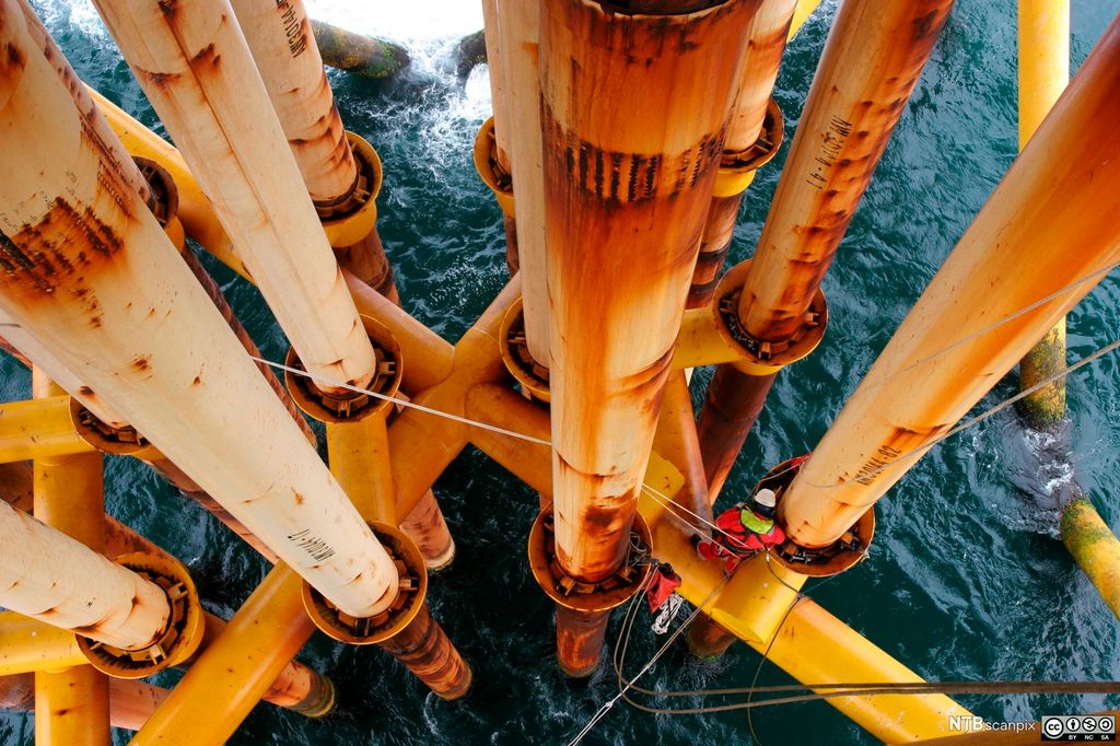 Brønner under installasjon offshore. Stigerør fra havoverflata til produksjonsplattformen. Foto.