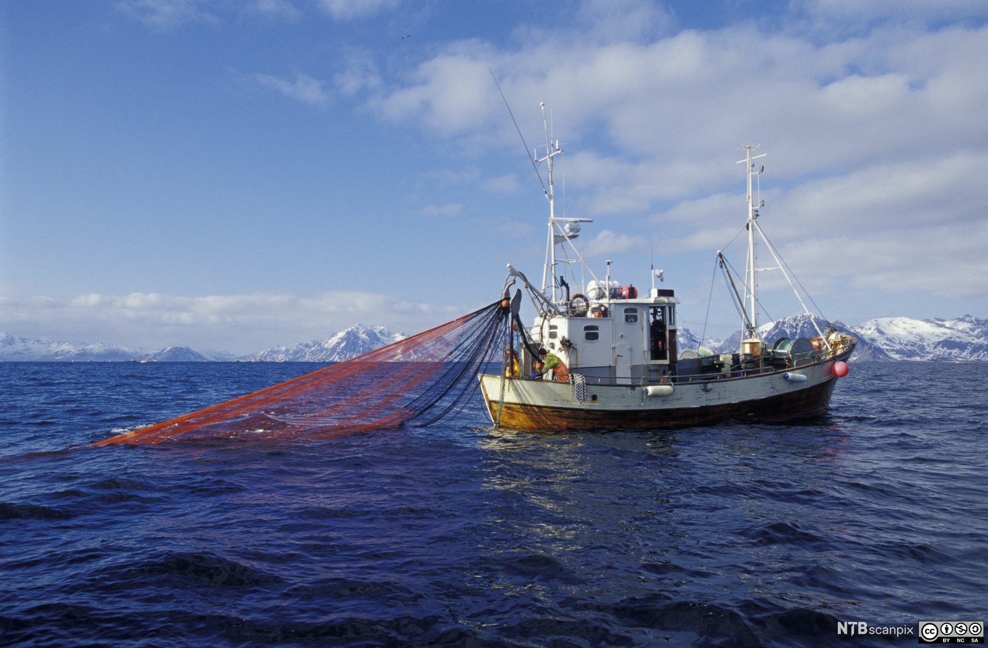 Fiskebåt med snurrevad. Foto.