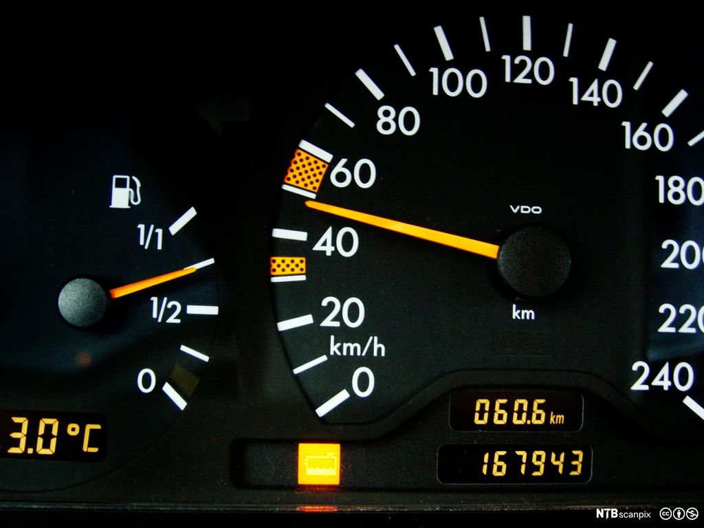 Speedometer som viser fart på snaut 50 kilometer i timen. Foto.