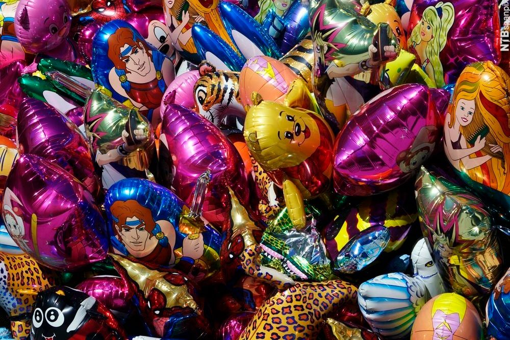 Ballonger fylt med helium. Forskjellige figurer og farger. Foto.