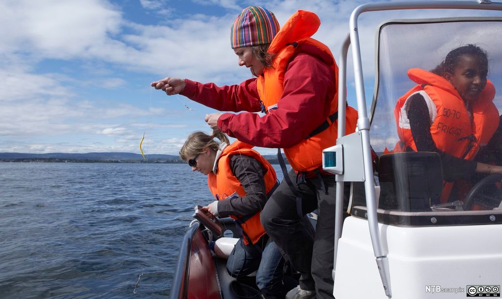 Ungdommer på fisketur i Oslofjorden. Foto.