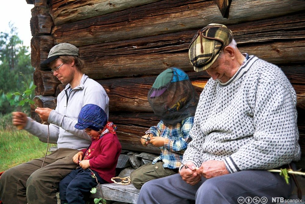 Tre generasjoner tvinner vidjespenning. Foto.