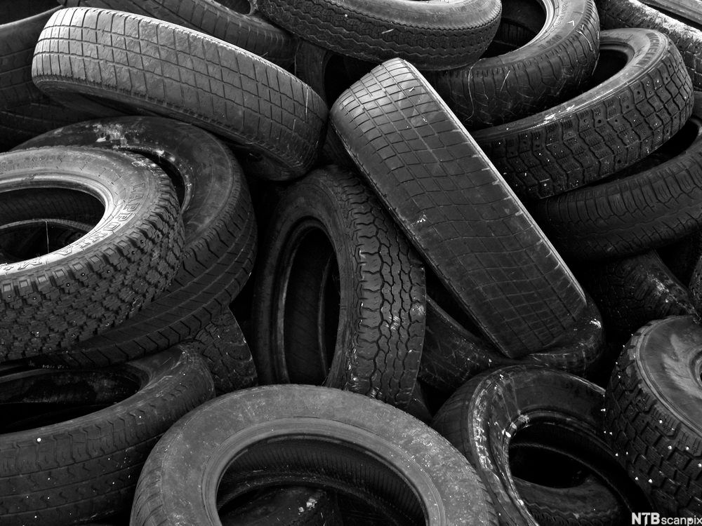 En haug med bildekk. Foto.