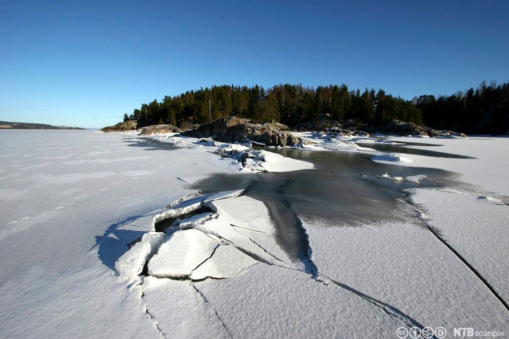 Is med snø med store sprekker. Foto.