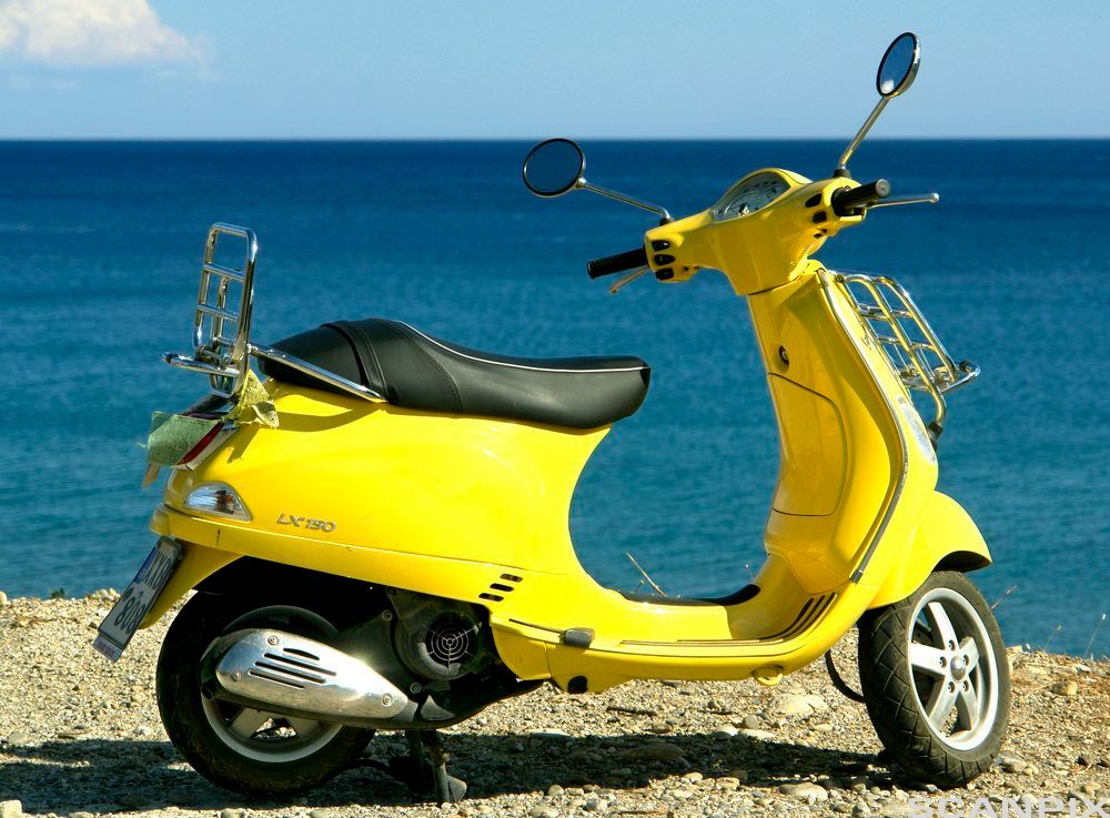 Gul moped. Foto.