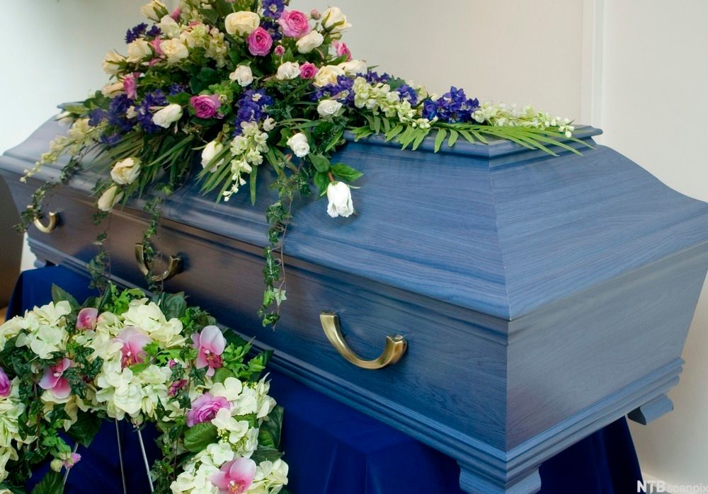 Blå kiste med blomsterdekorasjon. Foto.