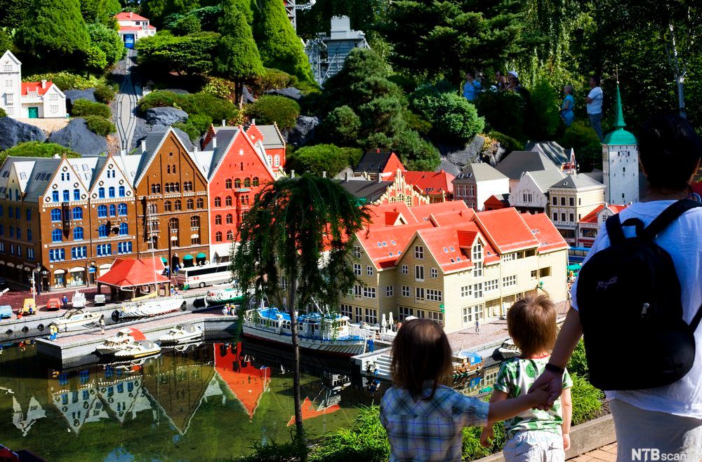 Familie besøker Legoland i Danmark. Foto.
