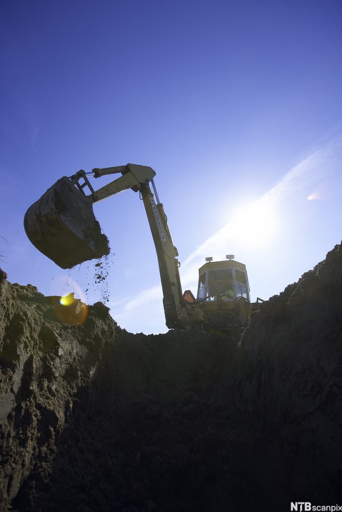 Gravemaskin i arbeid. Foto.