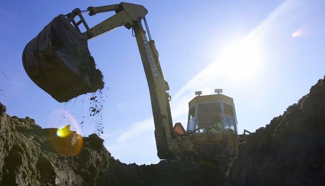 Gravemaskin i arbeid. Foto.