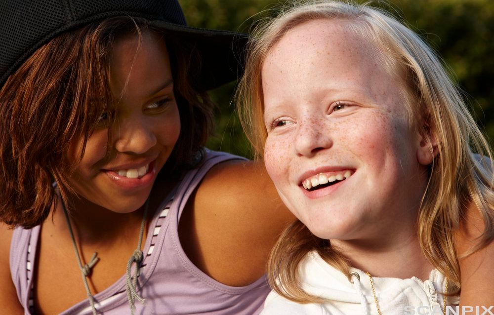 To venninner som ler. Foto.