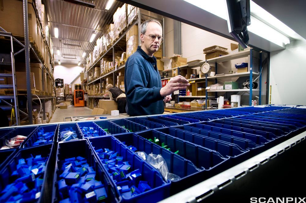 Lagerarbeider på jobb.foto.