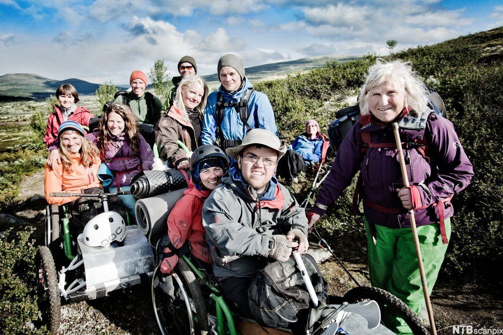 Ei gruppe mennesker med ulik funksjonsnedsetting i villmarka. Foto.