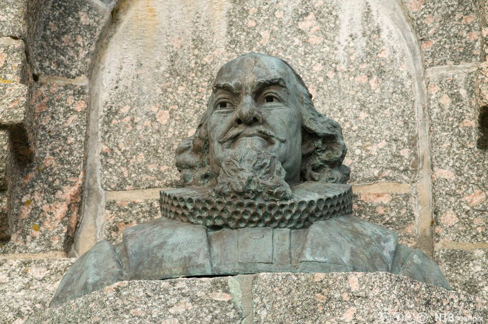 Bauta med portrett av Petter Dass skriver Nordlands trompet. Fotografi