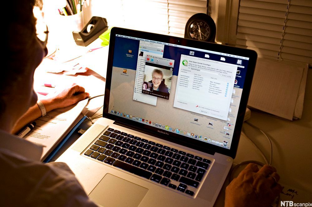 To personer kommuniserer på internett med web-kamera. Foto.
