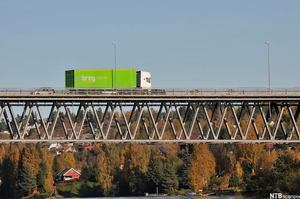 Et vogntog fra Bring kjører over en bro. Foto.