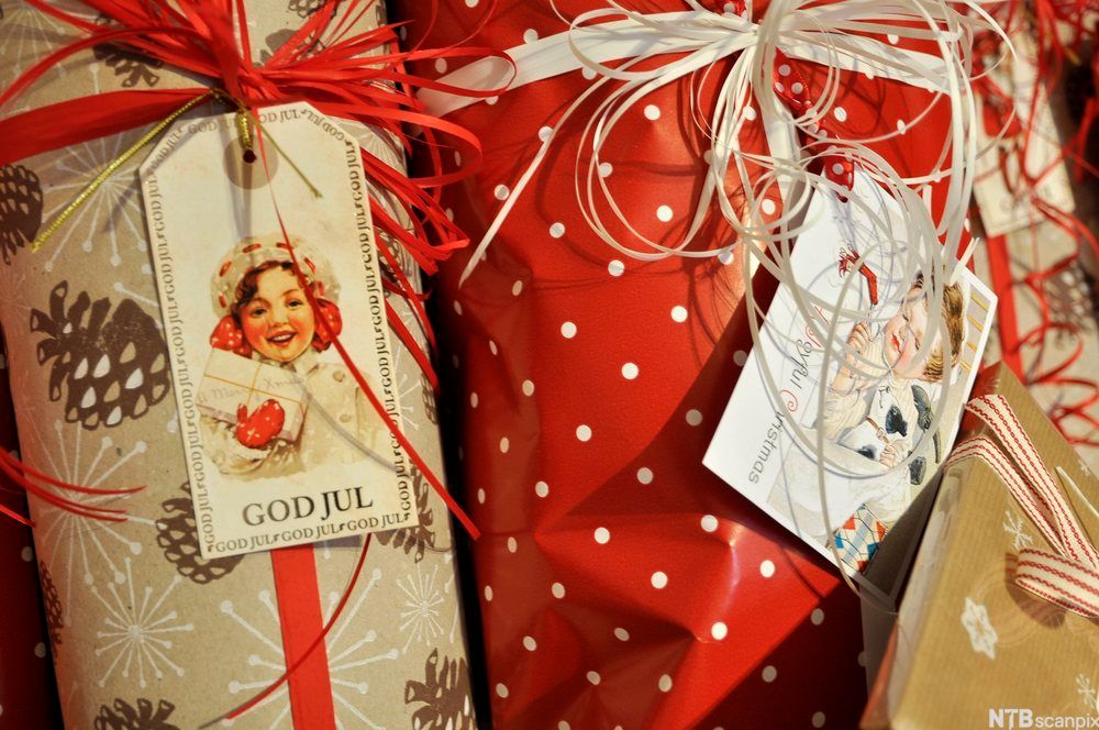Nærbilde av innpakkede julegaver. Foto.