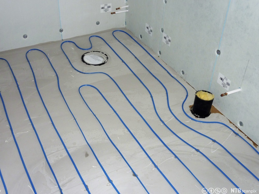 Varmekabler i gulv. Foto.