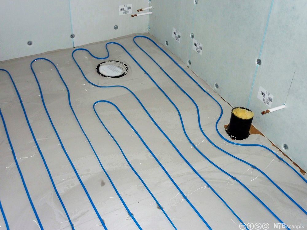Varmekabler i gulv. Foto.