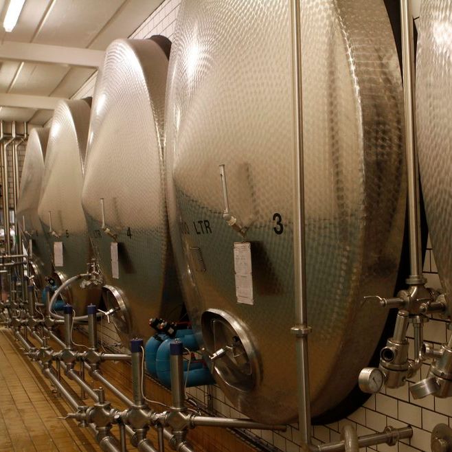 Tanker på rekke og rad for produksjon av øl. Foto.