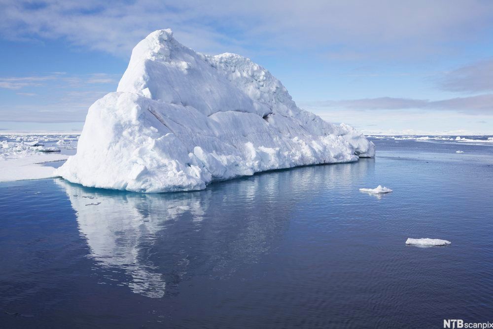 Et isfjell i Hinlopstredet. Foto. 