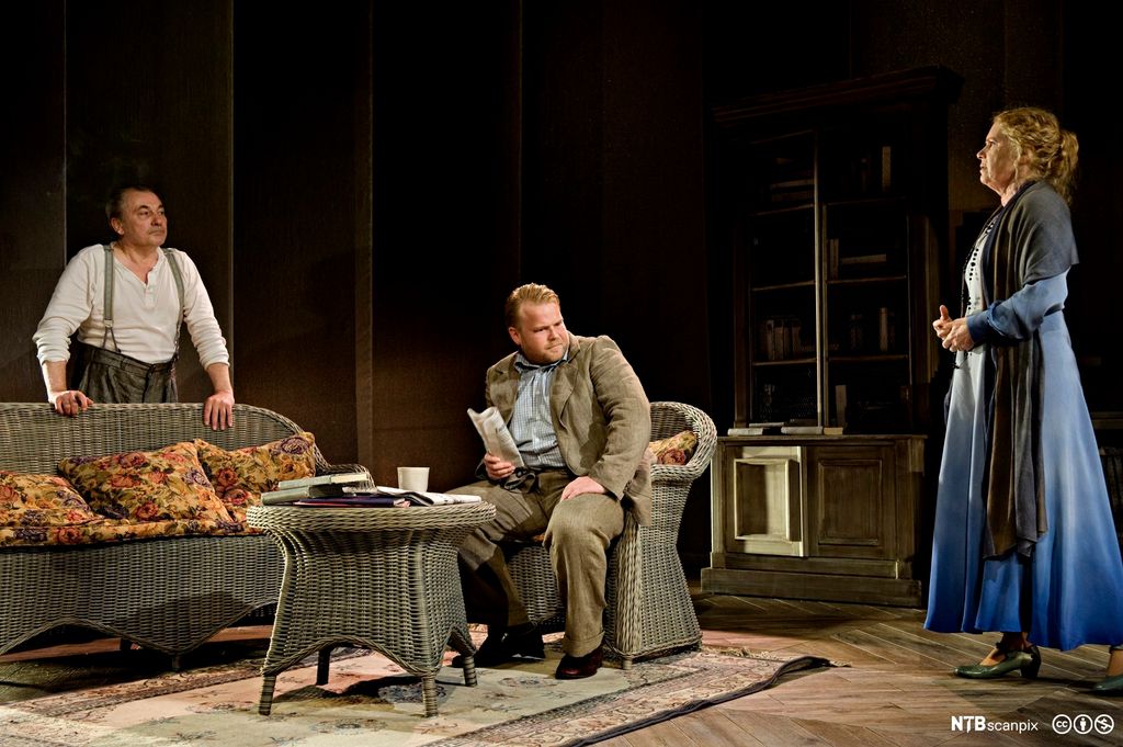 Bjørn Sundquist, Anders Baasmo Christiansen og Liv Ullmann i Lang dags ferd mot natt av Eugene O'Neill på Riksteatret. Foto.