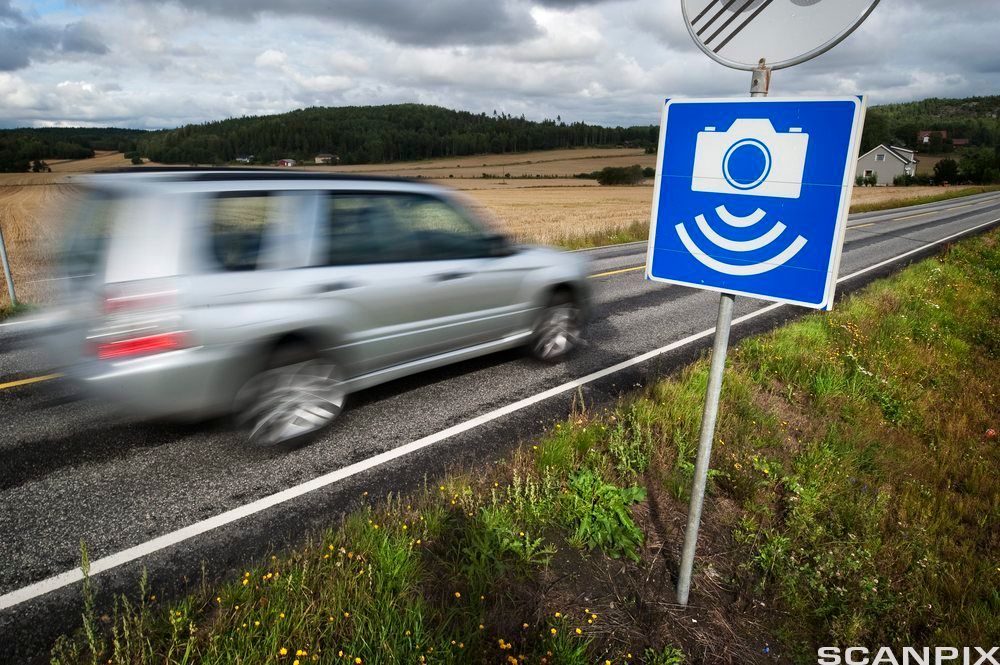 Automatisk trafikkontroll-skilt. Foto.
