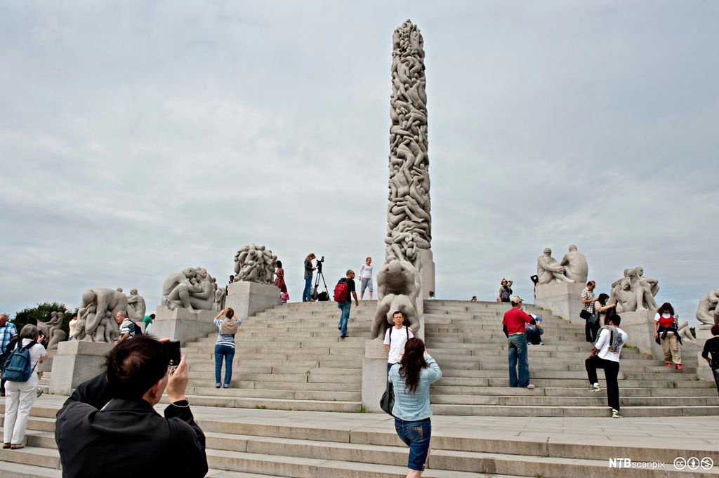 Turister tar bilder ved skulpturen «Monolitten» i Vigelandsparken i Oslo. Foto.