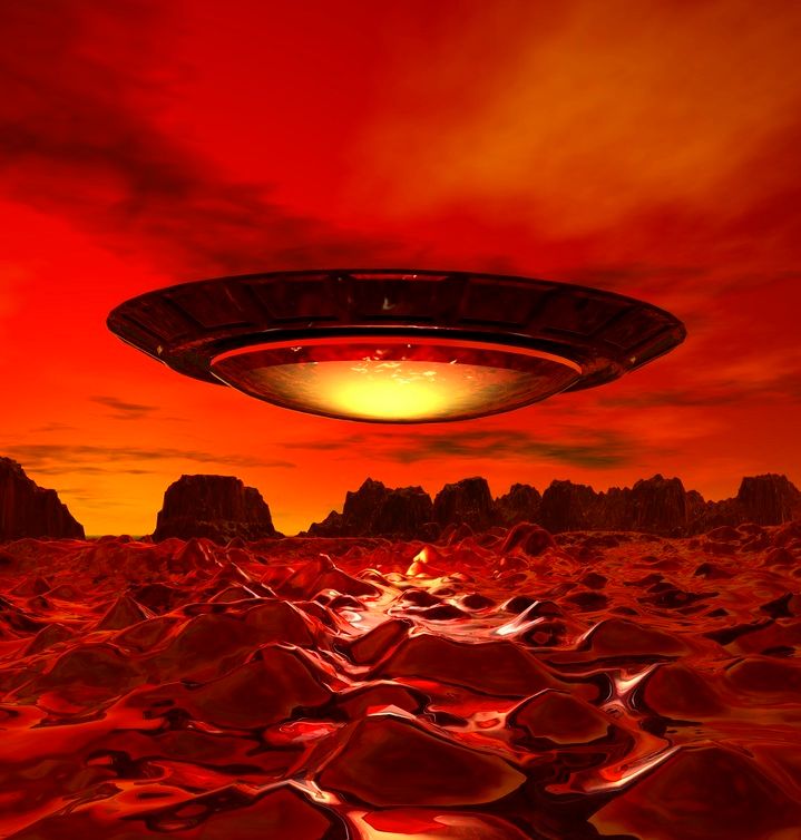 Flygende romskip som ser ut som en tallerken. Foto.