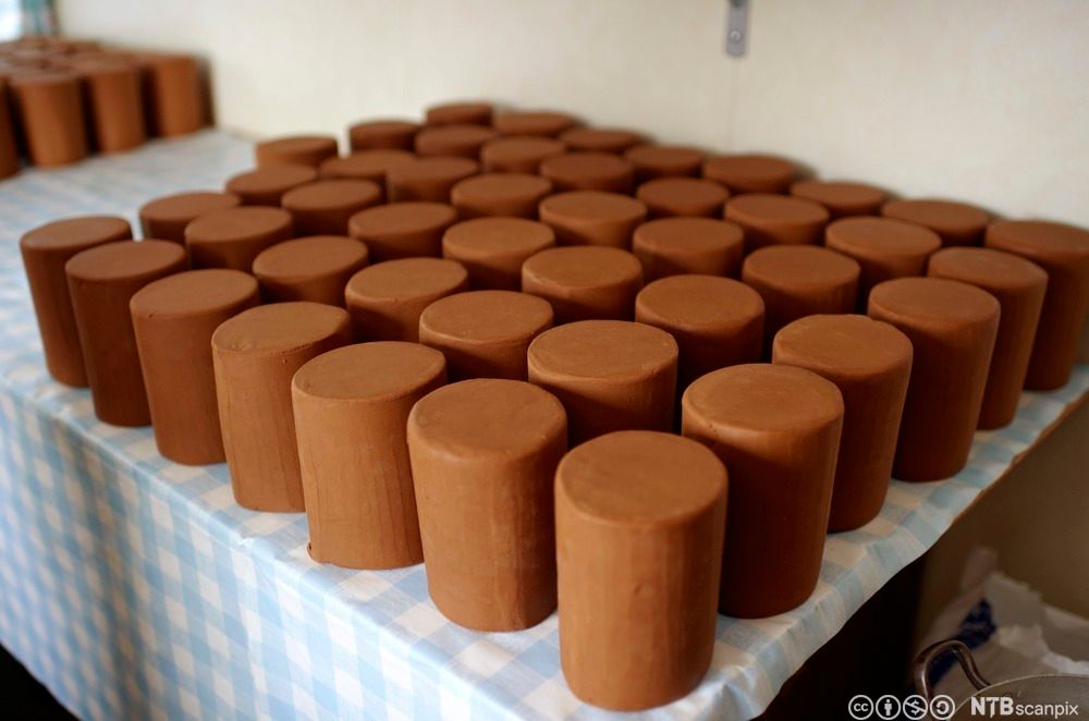 Mange runde geitoster på et bord. Foto.