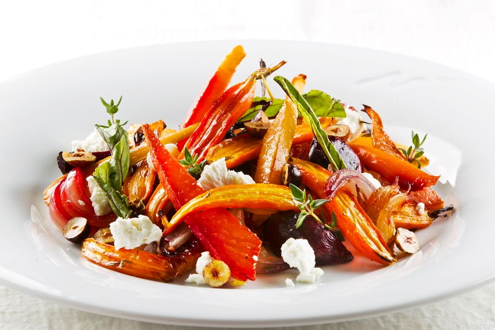 Timian- og honningglaserte rotfrukter på en hvit tallerken. Foto.