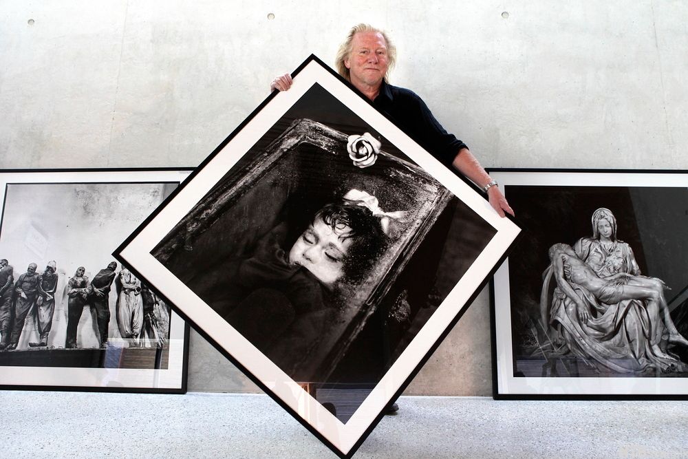 Fotograf Morten Krogvold stiller ut sin fotokunst i nye Bøler kirke. Det er store fotografier i svart-hvitt. Foto.