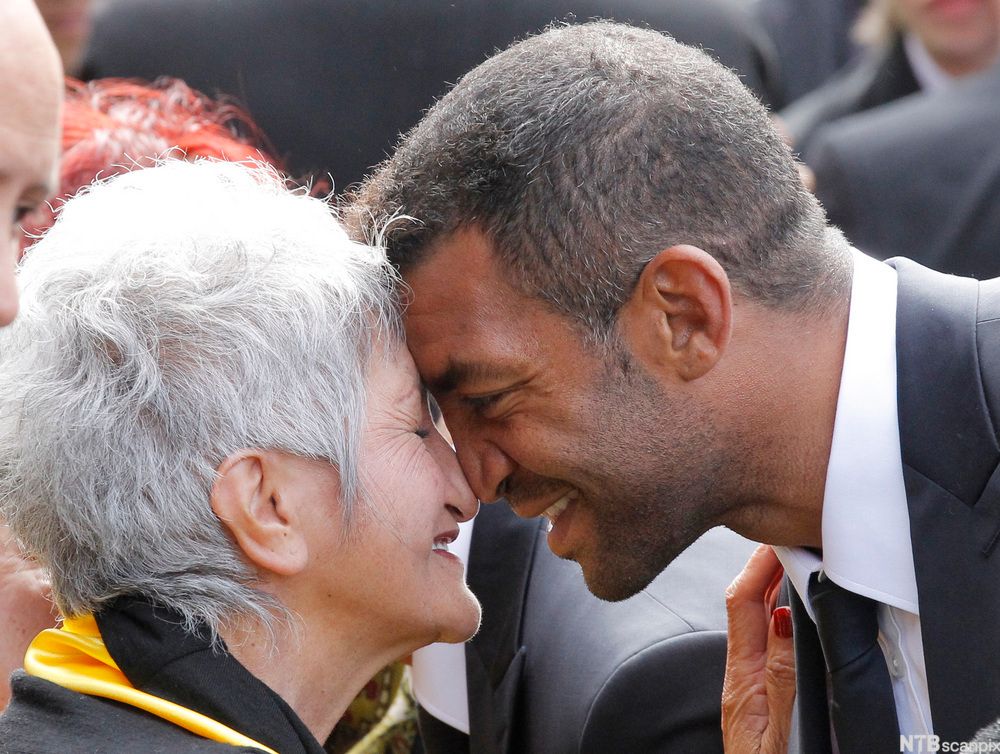 En mann og ei dame hilser nese mot nese. Foto.