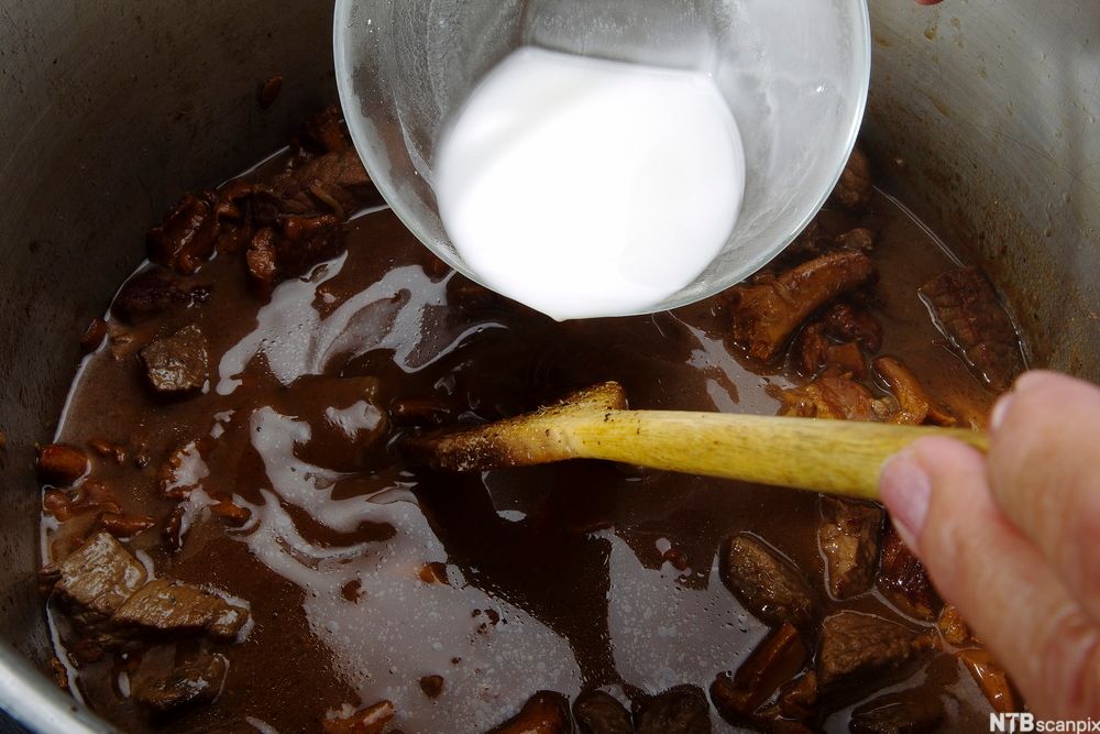 Gryterett som jevnes med maisenna. Foto.