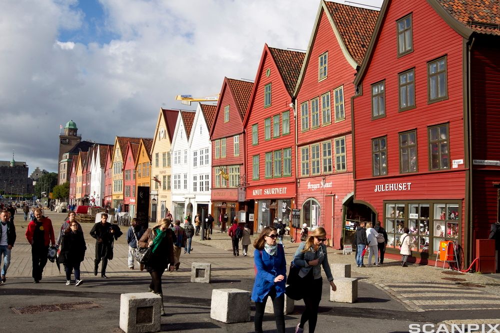 Gavlveggane på Bryggen i Bergen med folk framom. Foto.