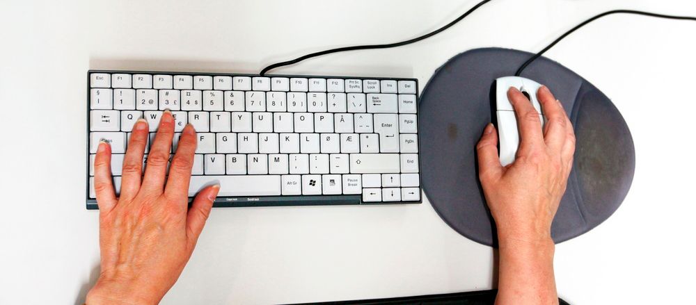 Hender bruker tastatur og mus. Foto.