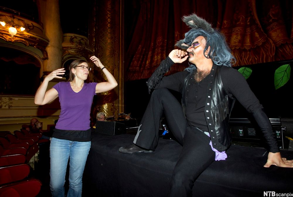 Regissør Tyra Tønnesen og skuespiller Øystein Røger som spiller rockeulven i dramaet Rockeulven. Foto.