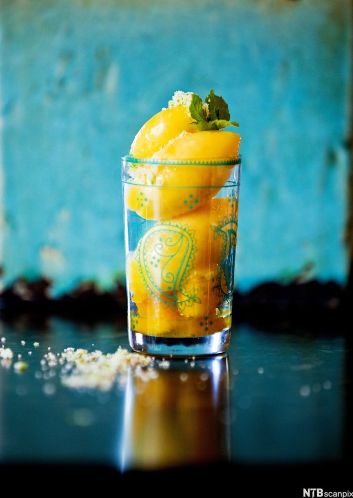 Mango-og-lime-sorbé servert i glass. Foto.