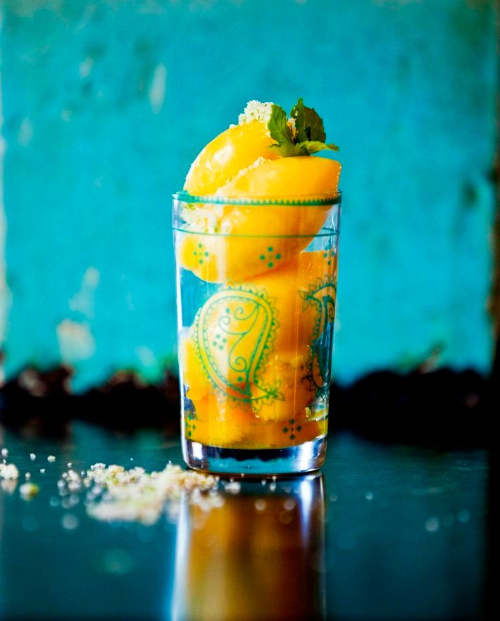 Mango-og-lime-sorbé servert i glass. Foto.