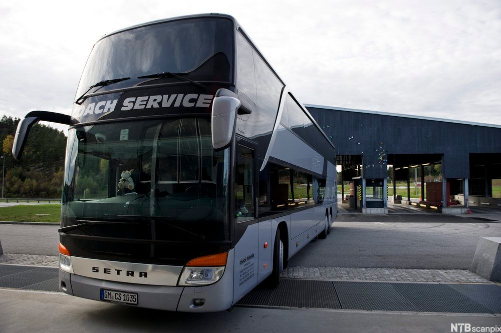 En grå turbuss. Foto.