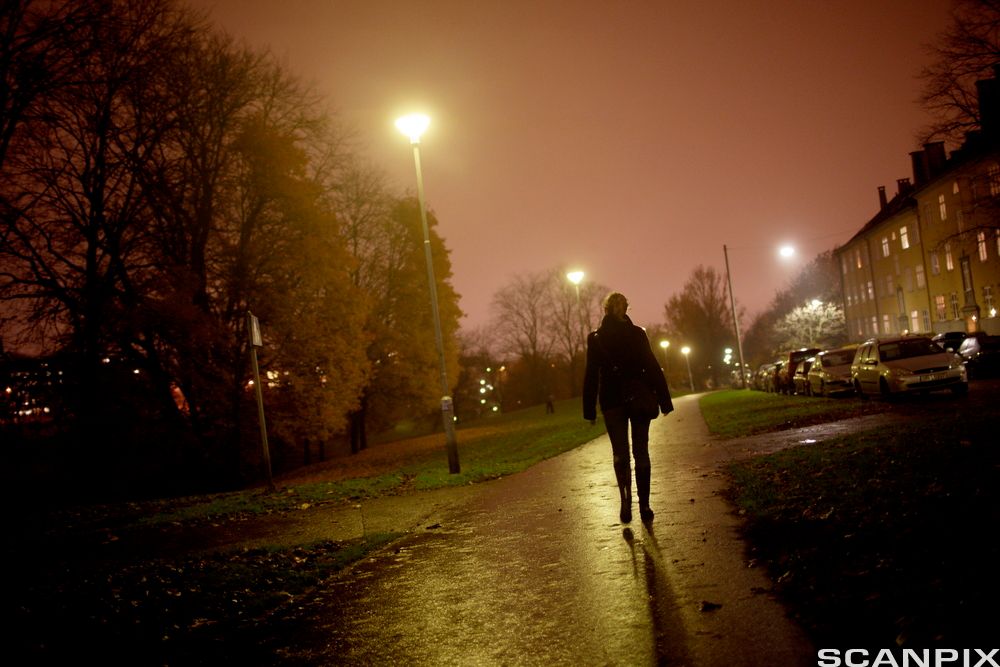 Kvinne som går alene