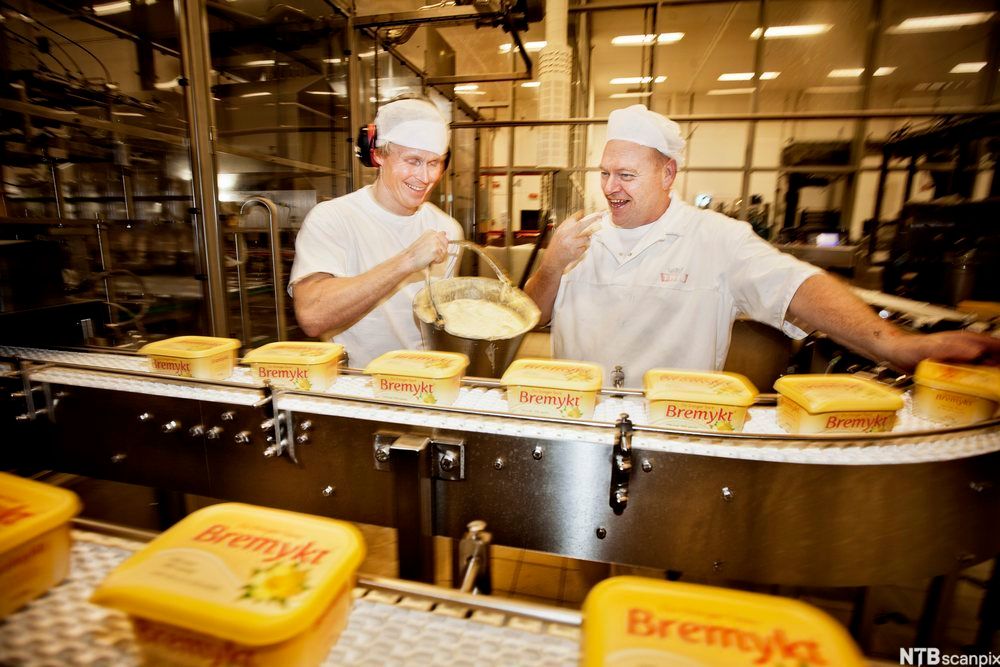 Et meieri foredler råmelk de kjøper fra bønder.